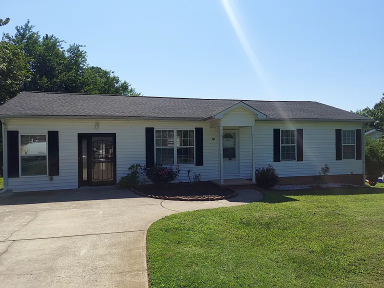 301 Cloverdale Dr — Photo 1
