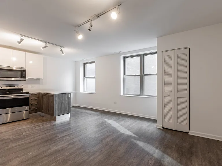940 W Winona St #405 — Photo 4
