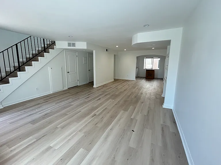 14359 Haynes St — Photo 5