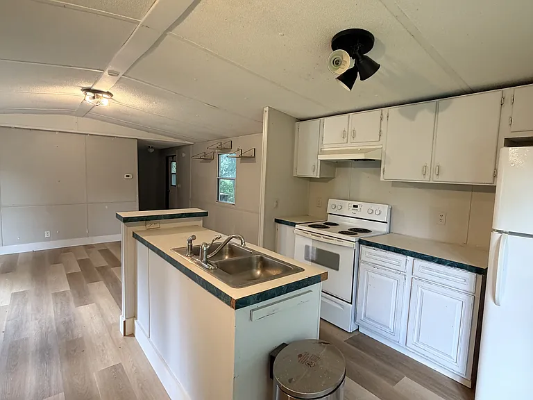 147 Phillips Ln — Photo 3