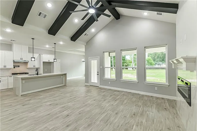 4 bed, 2.5 bath, 2110 sqft, $2,500 — Photo 4
