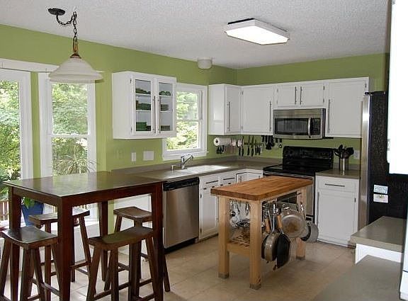 Eat In Kitchen w/ Stainless