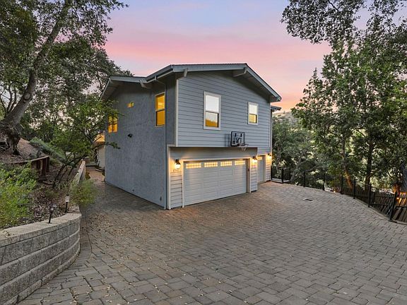 2nd image of 2981 Holiday Ct