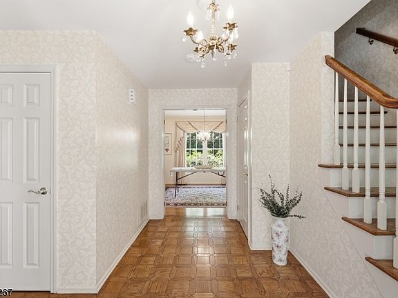5th image of 20 Coachman Ct