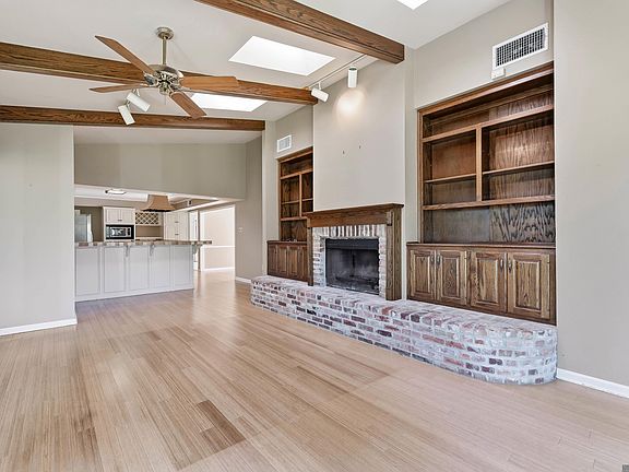 3rd image of 943 Finchley Ct