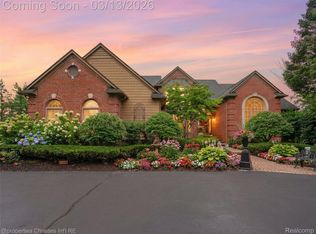 390 E Square Lake Rd, Troy, MI 48085