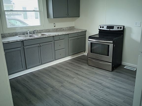 5th image of 304 Douglas St