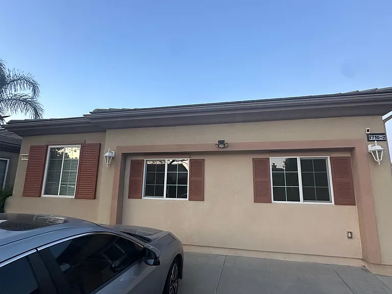 1710 Golden Way #B — Photo 3