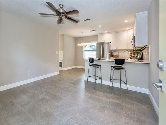 4th image of 817 Laurel Ave