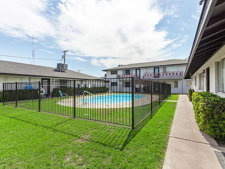 Alexsi Apartments — Photo 1