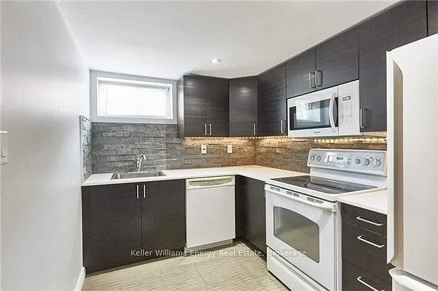 910 Grierson St #LOWER — Photo 6