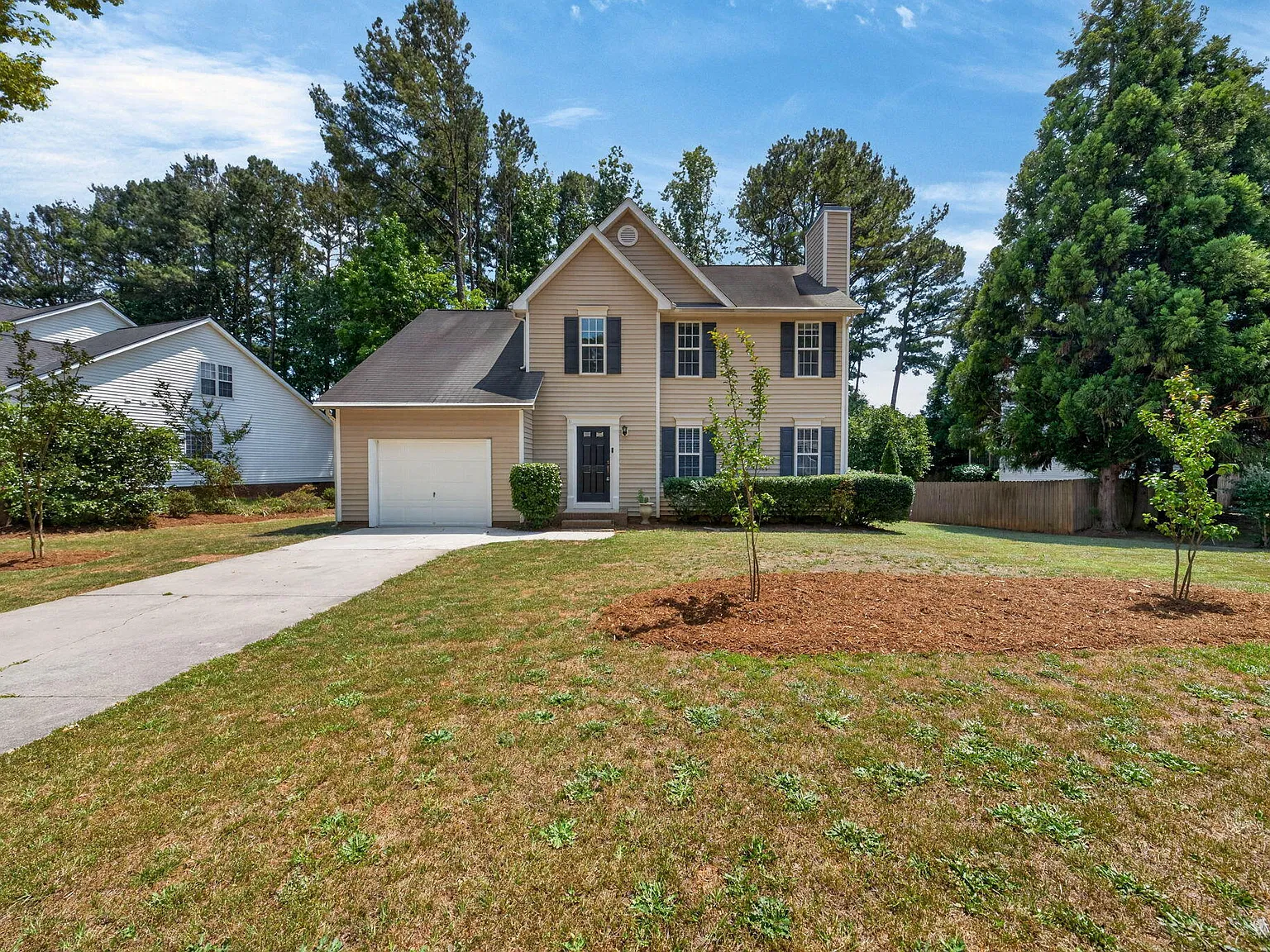 3 bed, 2.5 bath, 1900 sqft, $1,895 — Photo 3