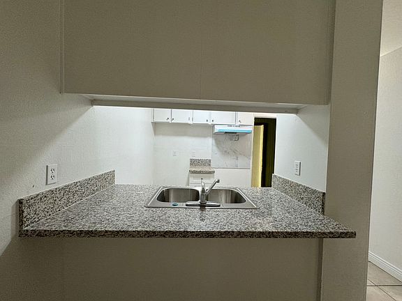 4th image of 1101 Oleander Ave APT 19