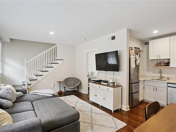 4th image of 910 S Carrollton Ave APT M