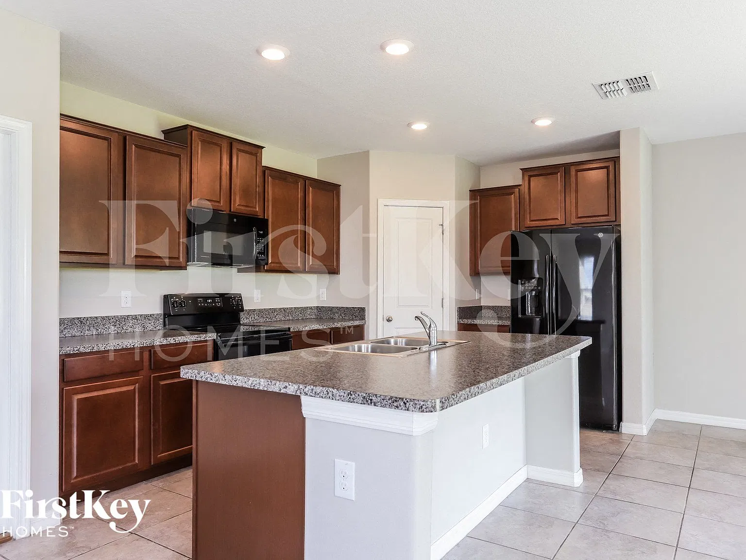 4 bed, 2.0 bath, 1870 sqft, $2,465 — Photo 4
