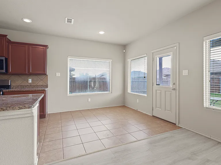 1804 Capulin Rd — Photo 5