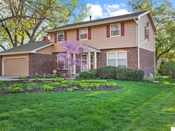 1131 Coachmans Dr, Lincoln, NE 68510