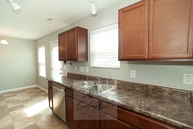 35 Michelle Court - 1 — Photo 3