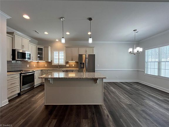 4th image of 1206 Suzanne Ln