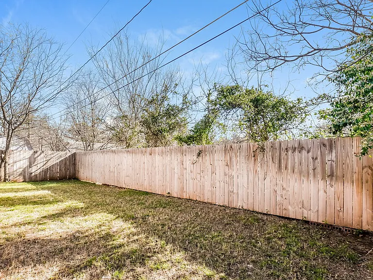 2913 Louis St — Photo 16