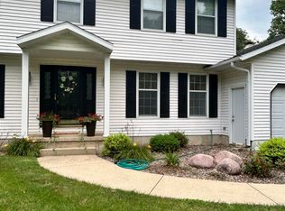 676 Sioux Dr, Freeport, IL 61032