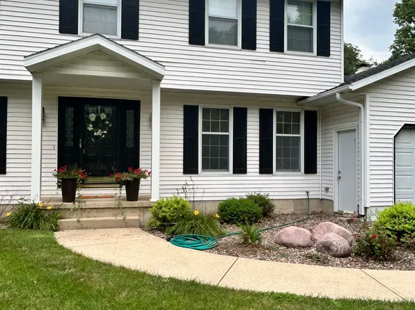 676 Sioux Dr, Freeport, IL 61032