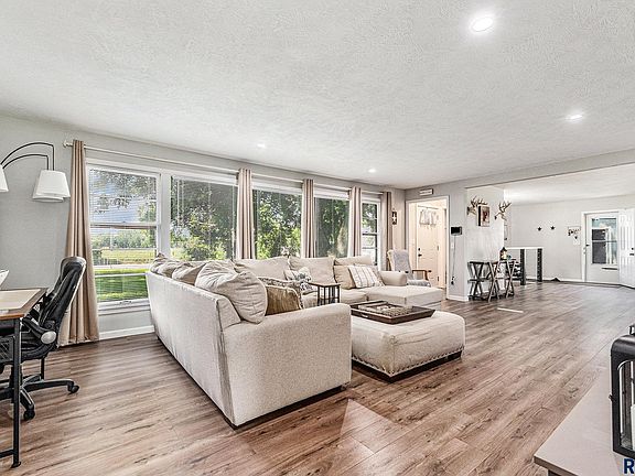 2nd image of 100 N La Mesa Dr