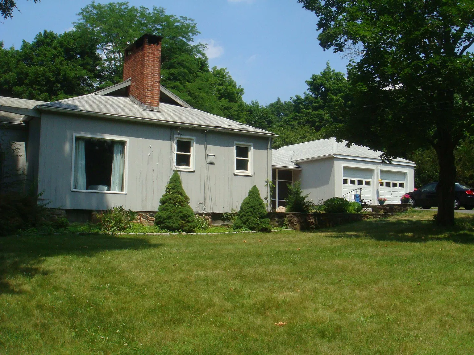 4 bed, 2.5 bath, 2406 sqft, $4,200 — Photo 2