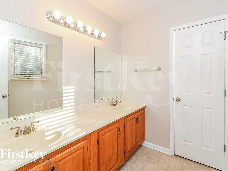 1301 Westminster Dr — Photo 11