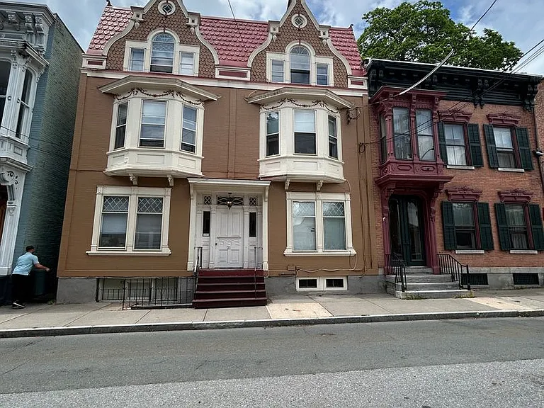 21 N Ferry St — Photo 34