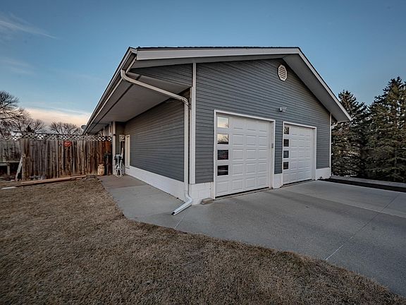 4th image of 2011 Roundtable Rd