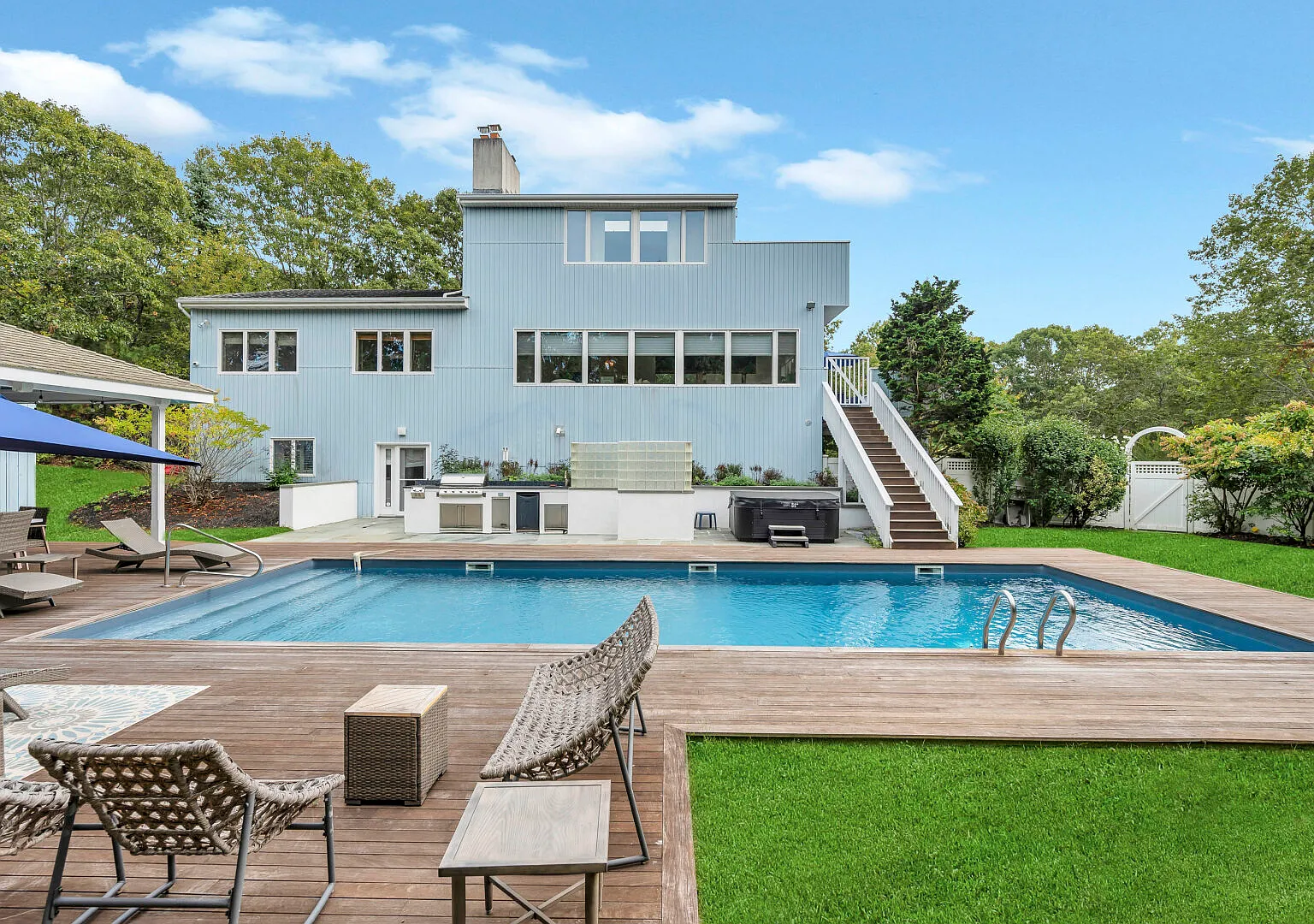 Beautiful Contemporary Water Mill Home with Private Pool and spa — Photo 2