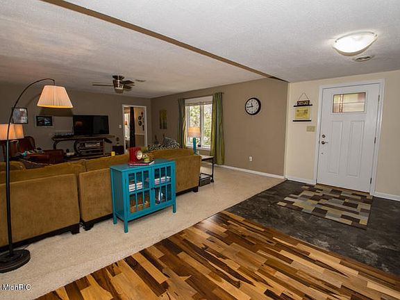 66190 Daily Rd EDW  Living room (4)