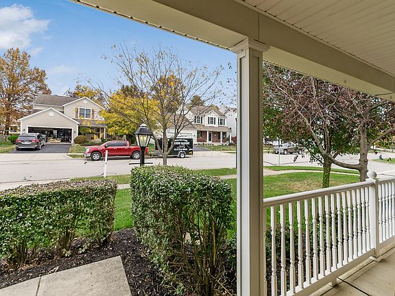 3rd image of 803 Edgewater Ln