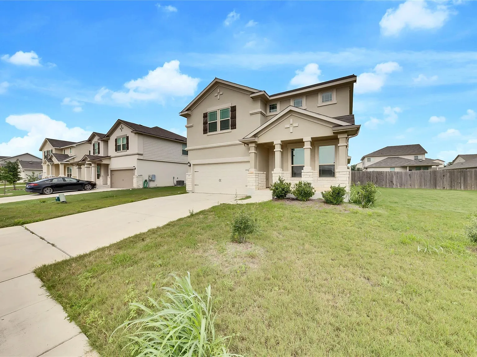 4 bed, 2.5 bath, 2574 sqft, $2,550 — Photo 2