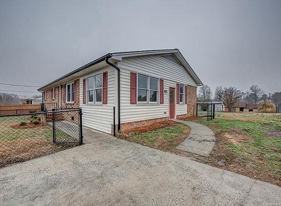 3rd image of 104 Helen Ave