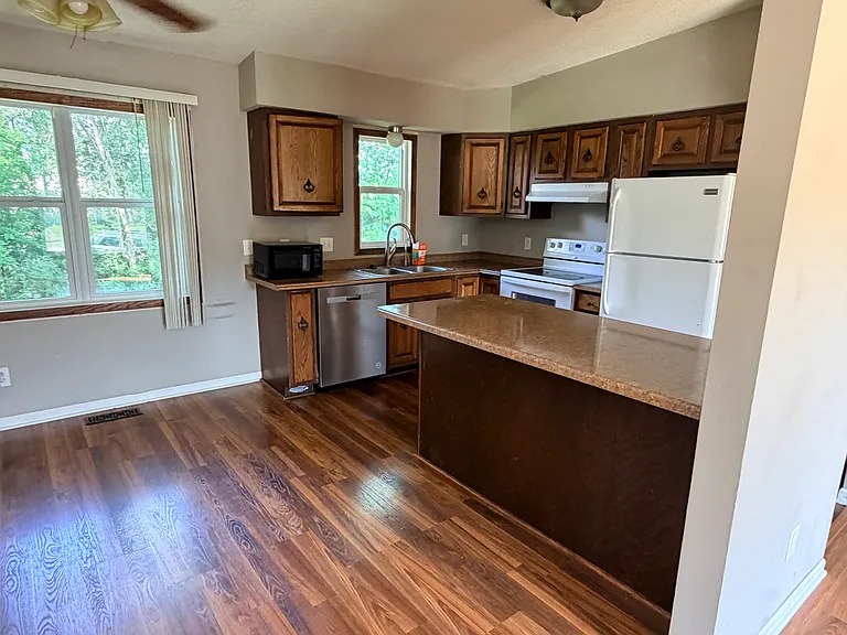 2712 Rolling Oak Rd — Photo 1