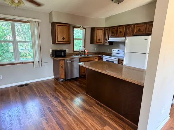 2712 Rolling Oak Rd, Burnsville, MN 55337