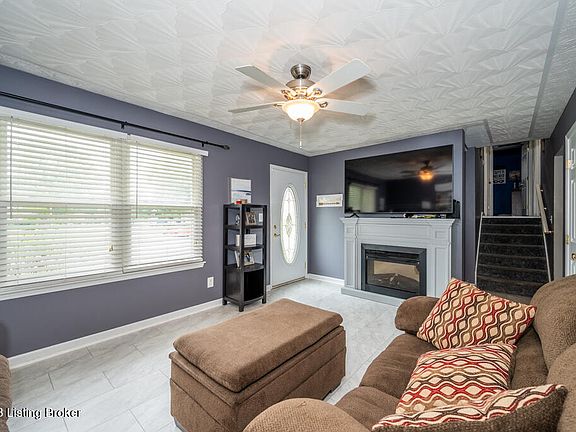 5th image of 292 Hillcrest Dr