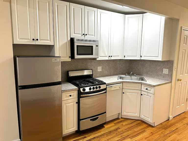320 E 6th St #4 — Photo 9