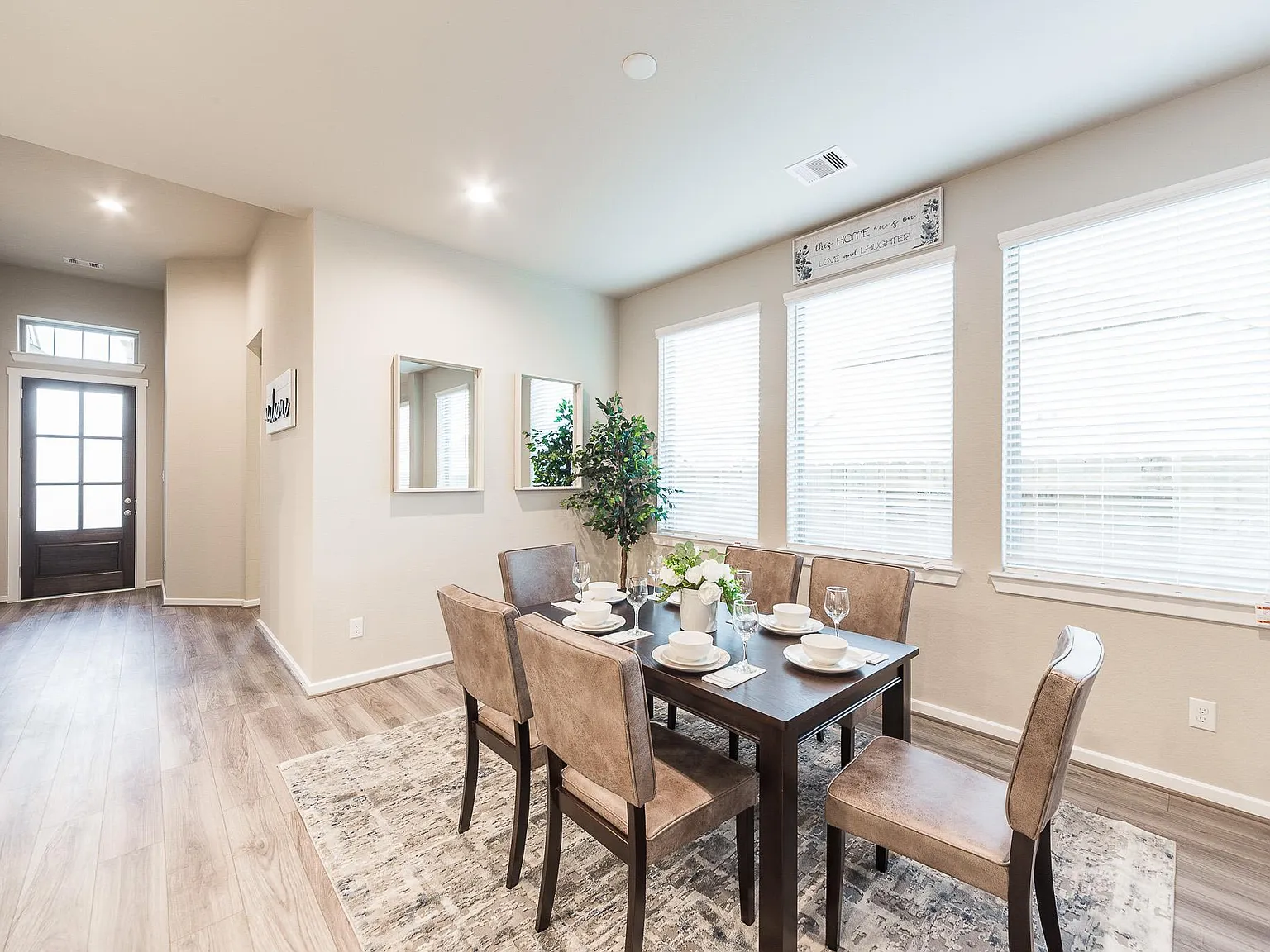 4 bed, 2051 sqft, $4,200 — Photo 2