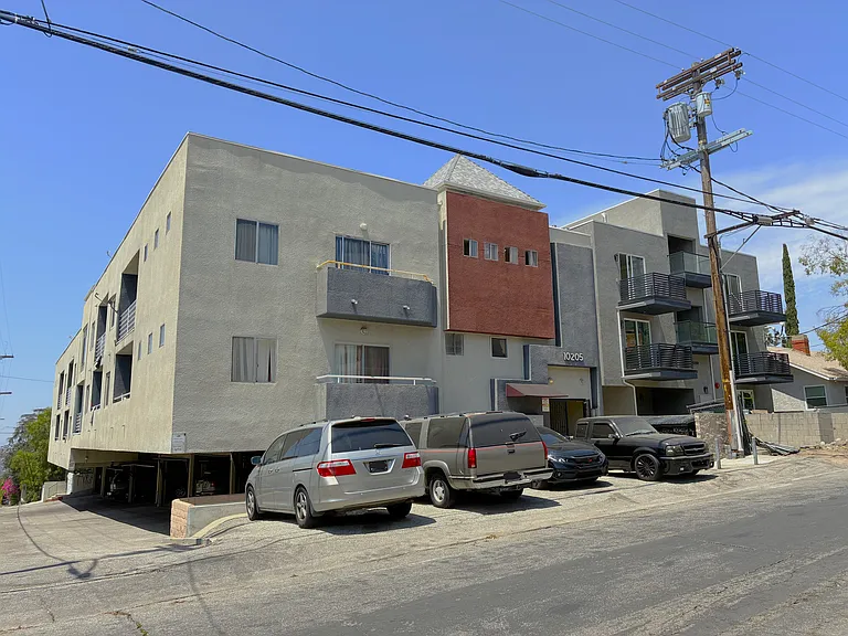 10205 Samoa Ave #104 — Photo 18