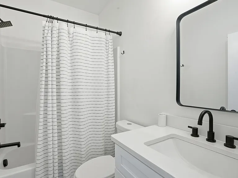 912 E Henry St — Photo 12