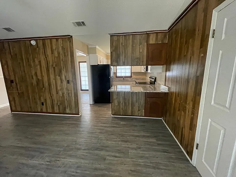 817 Robin Hood Trl — Photo 16
