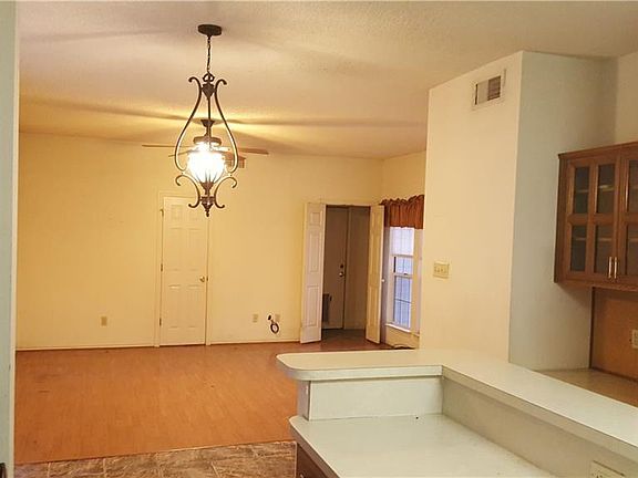 5th image of 718 Singing Hills Dr