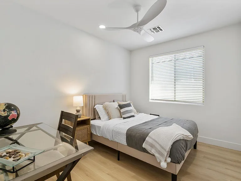 1084 E Susan Ln — Photo 18