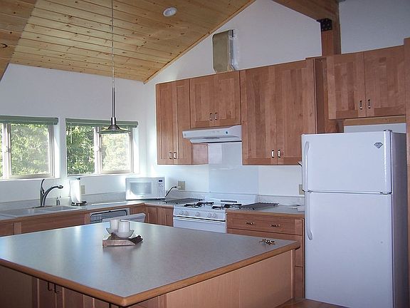  Full kitchen 
