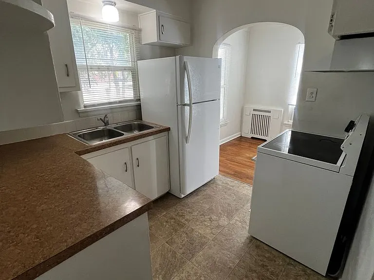 422 E Terry St — Photo 6