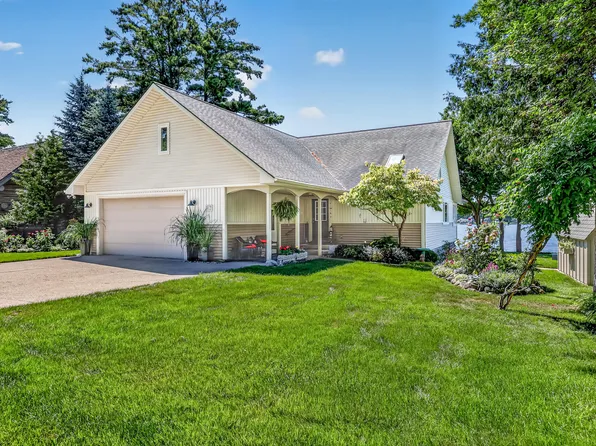 817 E Lake St, Pentwater, MI 49449