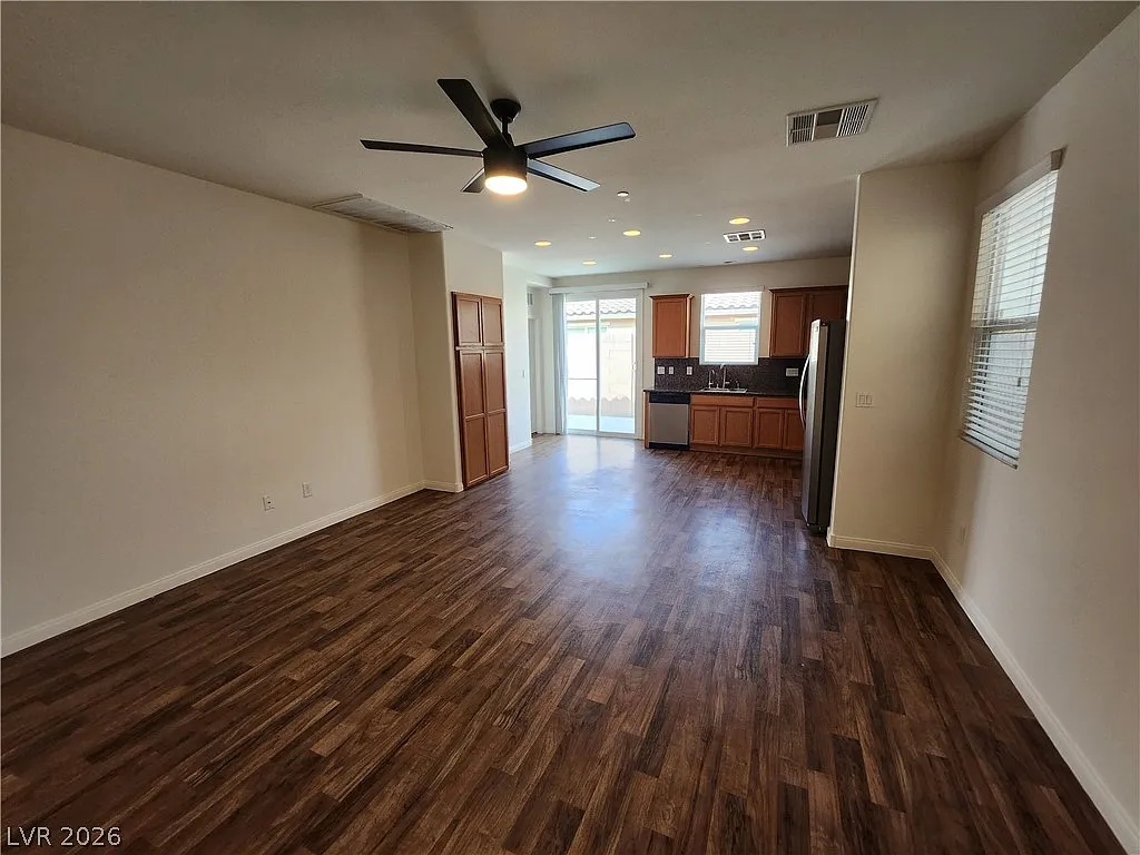 3 bed, 3.0 bath, 1476 sqft, $1,895 — Photo 2